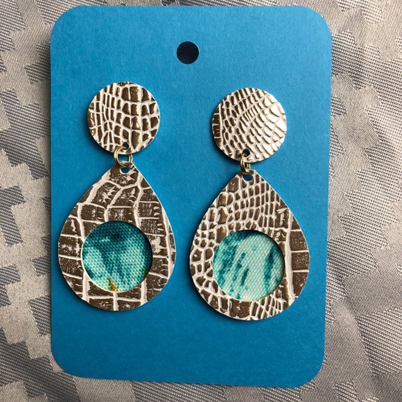 NWOT Earrings Dangle Earrings Aqua Blue White - Picture 4 of 7